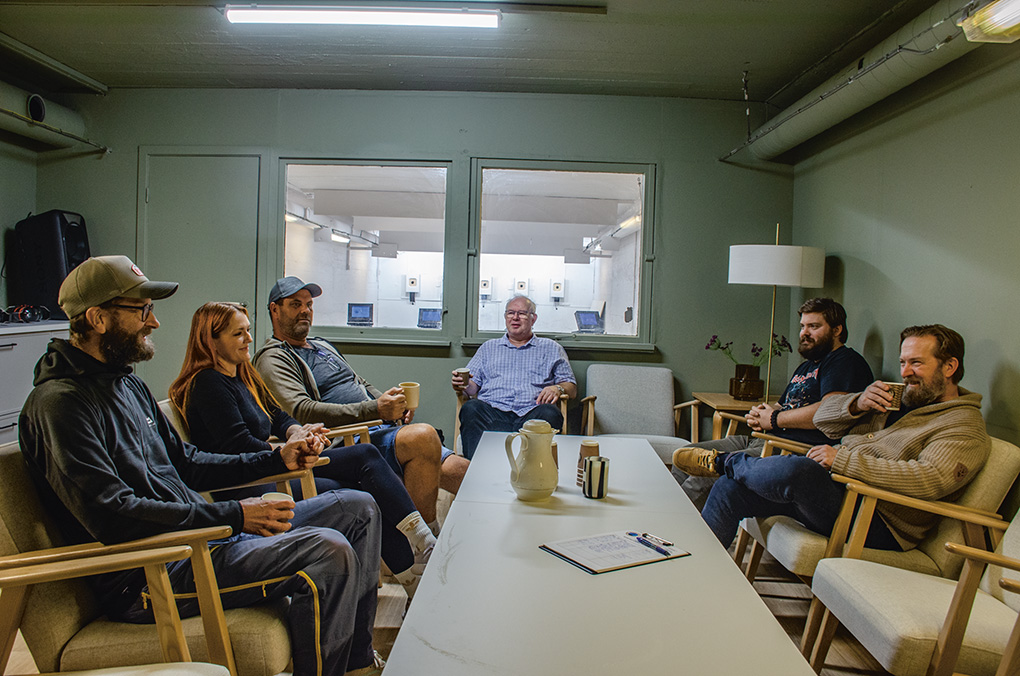 Hyggelig oppholdsrom med nye m&oslash;bler. Fra venstre Torbj&oslash;rn Fjeldheim, Ann-Elin Bj&oslash;rnsen, Sigbj&oslash;rn Asmundsen, &Oslash;yvind Vaaland, Vetle Nilsen Malde og Arne Hodne. Foto Sten Solberg