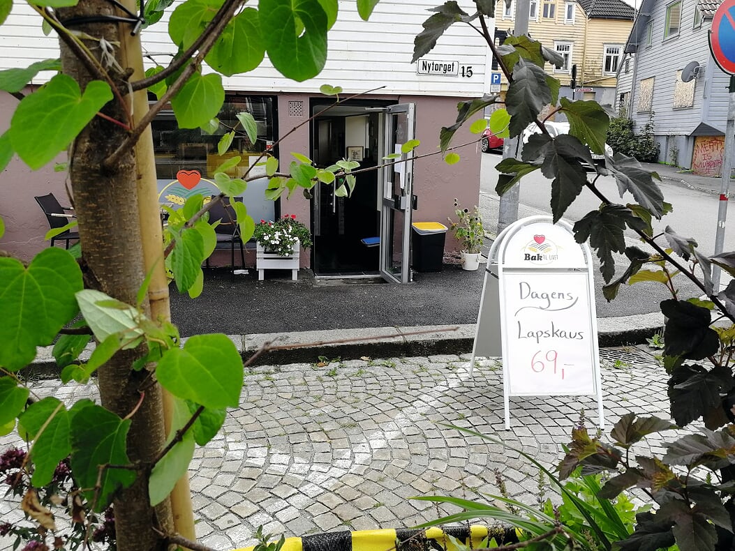 Så fort kan bybildet endres! Nytt matsalg med god atmosfære og greie priser. En ny, om enn midlertidig, pallepark med frodige fargerike vekster. Bilene er vekke og hele Nytorget fremstår i en ny og mer menneskevennlig variant. Jugendbygget, jugendmuren og trærne er heldigvis beholdt.