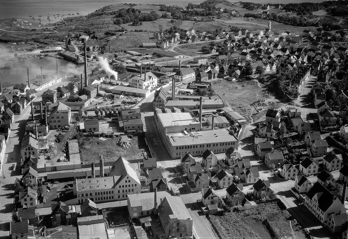 Gateløp fra venstre: Ryfylkegata, Haugesundsgata, Johannesgata og Erfjordgata. Tverrgående gateløp: Avaldsnesgata, Kvitsøygata, Rennesøygata, Lervigsveien, Trafikkgata, Søilandsgata og Emmausveien. I bakgrunnen fra venstre: Breivig småbåthavn, Giljehaugen, Rosenli, Vaisenhus-området, Rosendal, Ramsvig og Gandsfjorden. Vestlandske Gummivarefabrikk ses midt i bildet (nå Johannes Læringssenter). Til venstre ligger kvartalet som nå rommer 5 grader Øst (Extra, apotek, Johannes læringssenter, boliger m.m.). I neste kvartal mellom Ryfylkegata og Haugesundsgata ses Stavanger Tinfabrikk med Hagltårnet. Jerntårnet var 60 meter høyt med et smeltehus på toppen og ble revet i 1974. Nede til venstre ser vi det gjenværende administrasjonsbygget som nå rommer arbeidsfellesskapet Tinfabrikken. Tinfabrikk-kvartalet inneholder nå Lervig sykehjem og det planlegges ny skole m.m. Til venstre for Hagltårnet ligger Lervigsbukta. Innerst i bukta ligger Stavanger Cementvarefabrikk. Her skal det bl.a. bygges brannstasjon. Bildet er fra 1950: Widerøes flyfotosamling/Stavanger Byarkiv