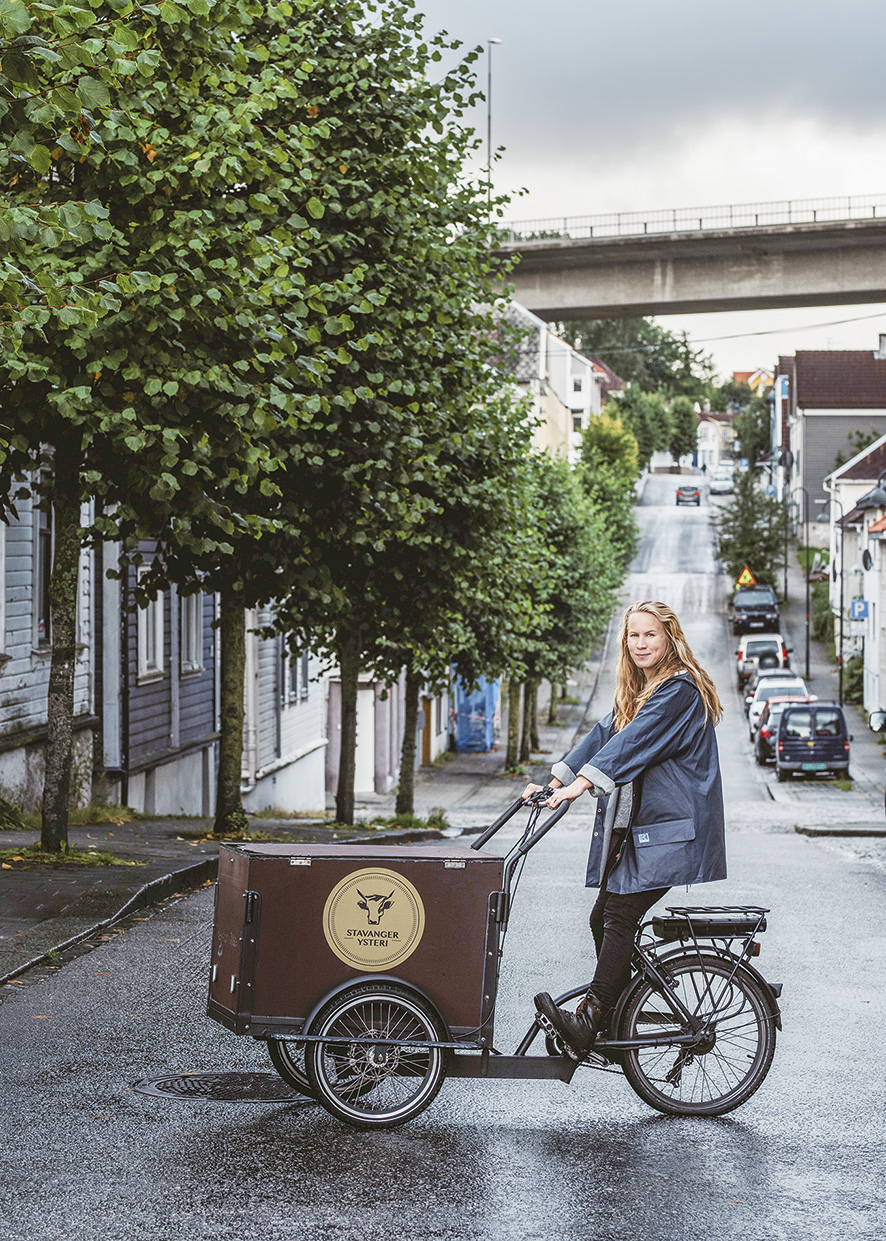 Lise Brunborg leverer varer hele året med sykkel, her i Jammerdalen (Pedersgata). Foto: Tommy Ellingsen.