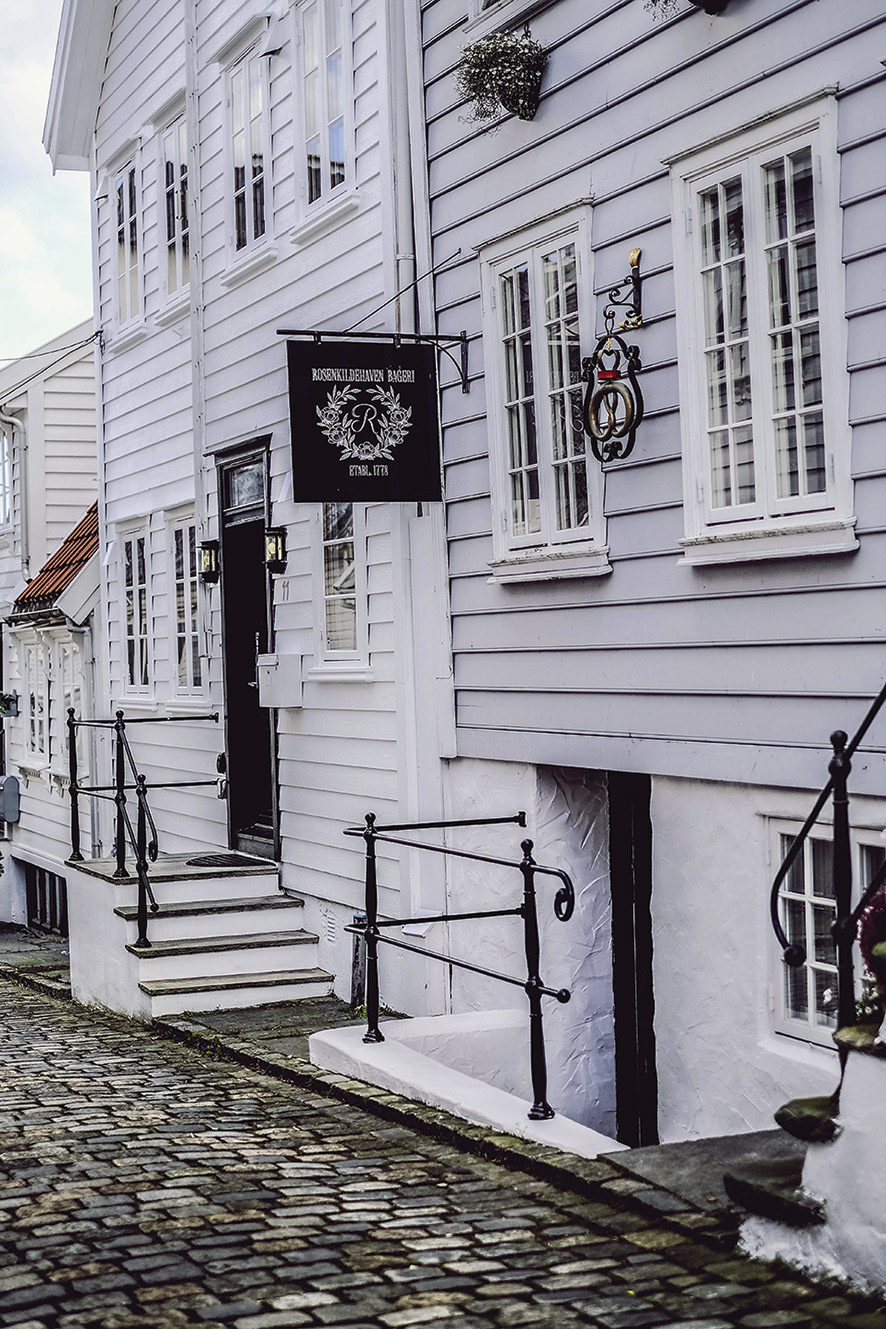 Kringlen på fasaden er over hundre år og stammer fra et bakeri på Majorstua i Oslo. Bakere var beskyttet av kongen, noe som forklarer kronen over kringlen.