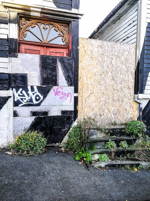 – Graffitiene på fasadene gjør alt enda verre. Rundt de tomme husene finner vi mye skitt, brukte kanyler og det hender at folk bruker området som om det var et toalett, sier Patricio Portell.