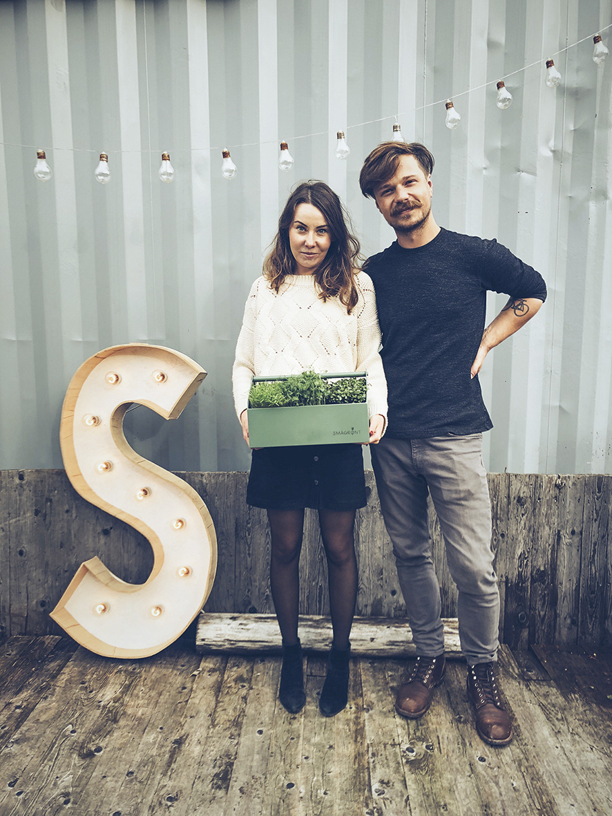 Kamil Slowik og Barbara Slowik viser stolt frem produktene. Foto: Kamil Slowik