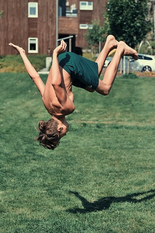 – Det gøyeste med campen var å bade, stå på SUP og overnatte på Lindøy, sier Mattias Fagerland som gjør salto i Emmaus.