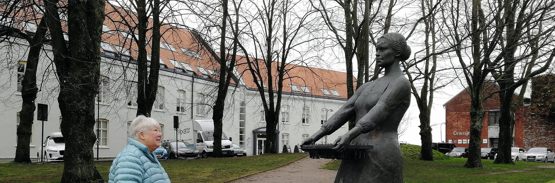 Lisa Thelin Knutsen liker godt skulpturen Ti øre timen som står i Lervigtunet.