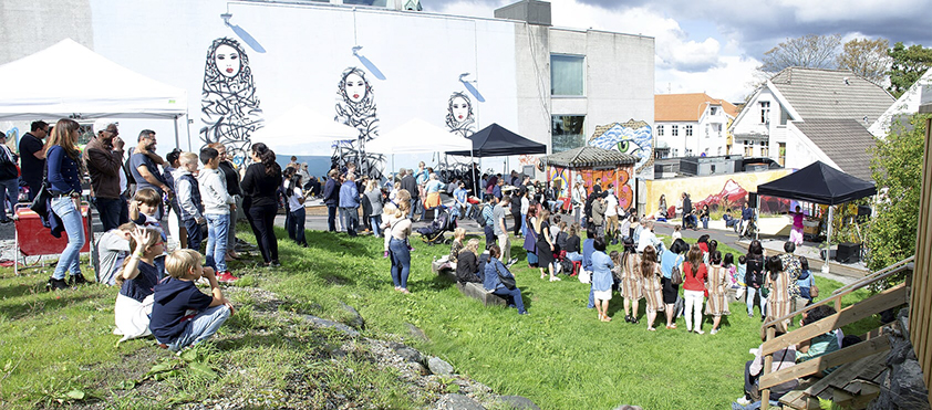 – Kulturkafeene er et samarbeid mellom Internasjonalt Kulturnettverk på Sølvberget og omtrent 85 internasjonale organisasjoner. Vi var knallheldige med det fine været og veldig fornøyd med at Nyparken virkelig er et supert sted å ha utearrangement i, sa Randi Pettersen etter feiringen i august 2018.