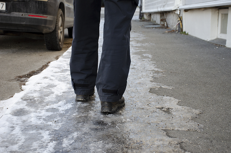 Hjelp gjerne en nabo eller andre du kjenner som er dårlige til beins med strøing og måking.