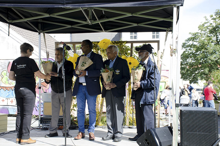 Randi Pettersen takker Tushar Khandelwal (første leder av Indian Society), Ijaz Choudhry (kulturkafégeneral i sikkert 20 år), Prem Prakash (leder i Indian Society i veldig mange år) og Noor Mohamed Hussain (leder i Sri Lanka Cultural Society og senere nestleder i styret for Internasjonalt Hus). -Tushar, Prem og Noor var med på de første lørdagskafeene som ble arrangert i Brødregata 20, sa Randi Pettersen.