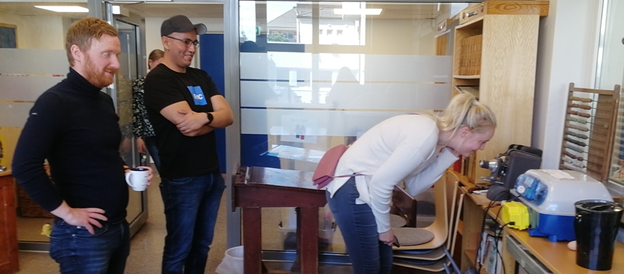 Lærerne står i kø for å se på kyllingene