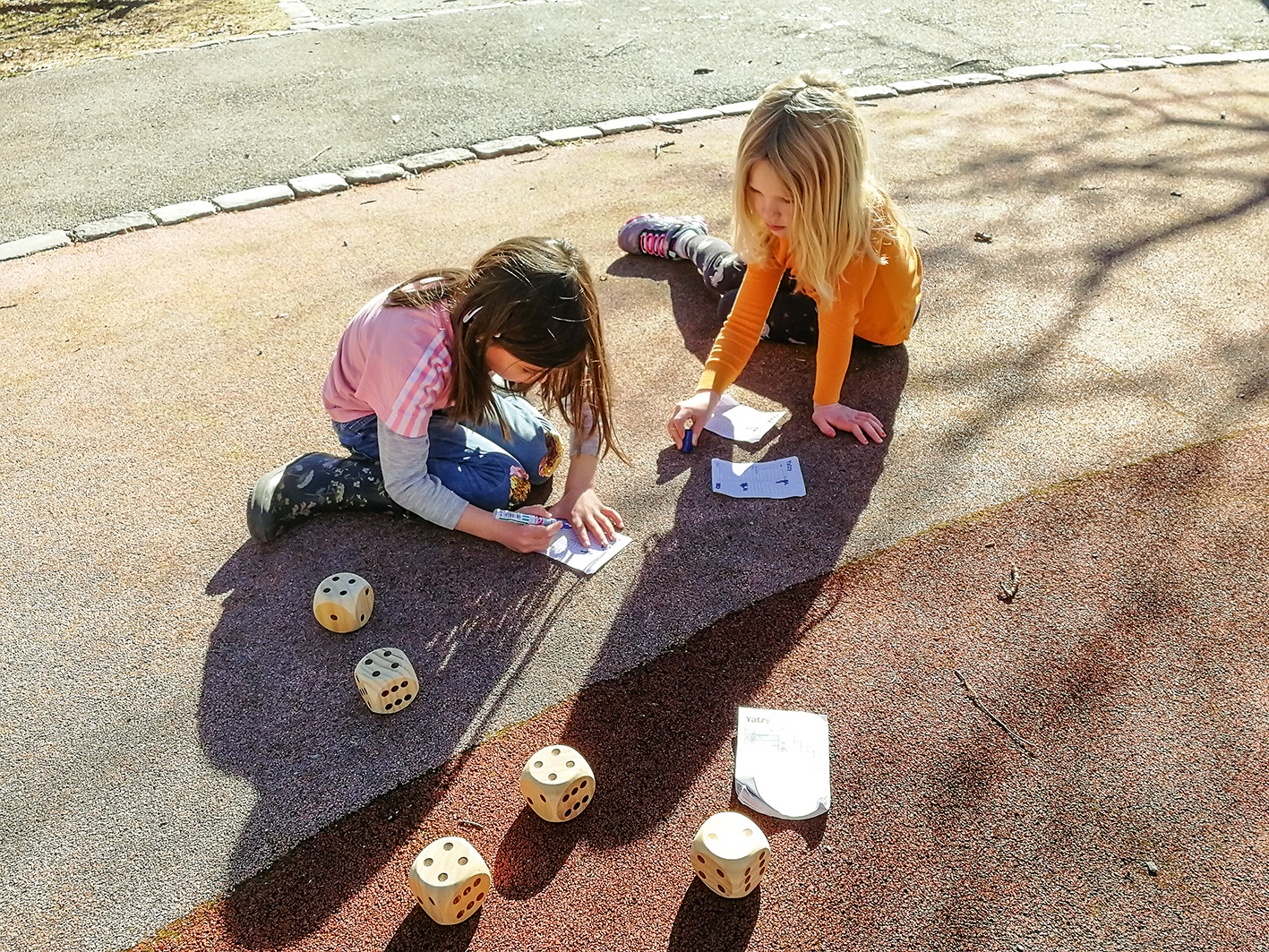 Evelyn og Emilie spiller yatzy.