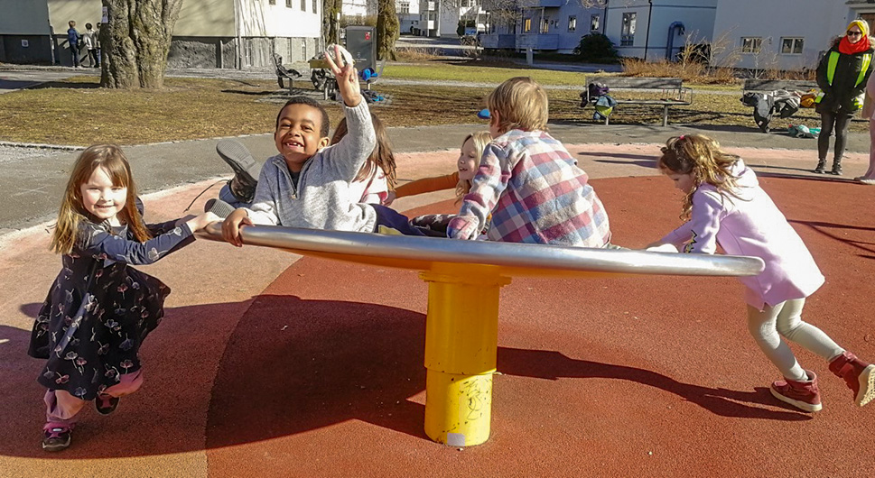 Hedvig, Imran, Emilie og Estera på karusellen.