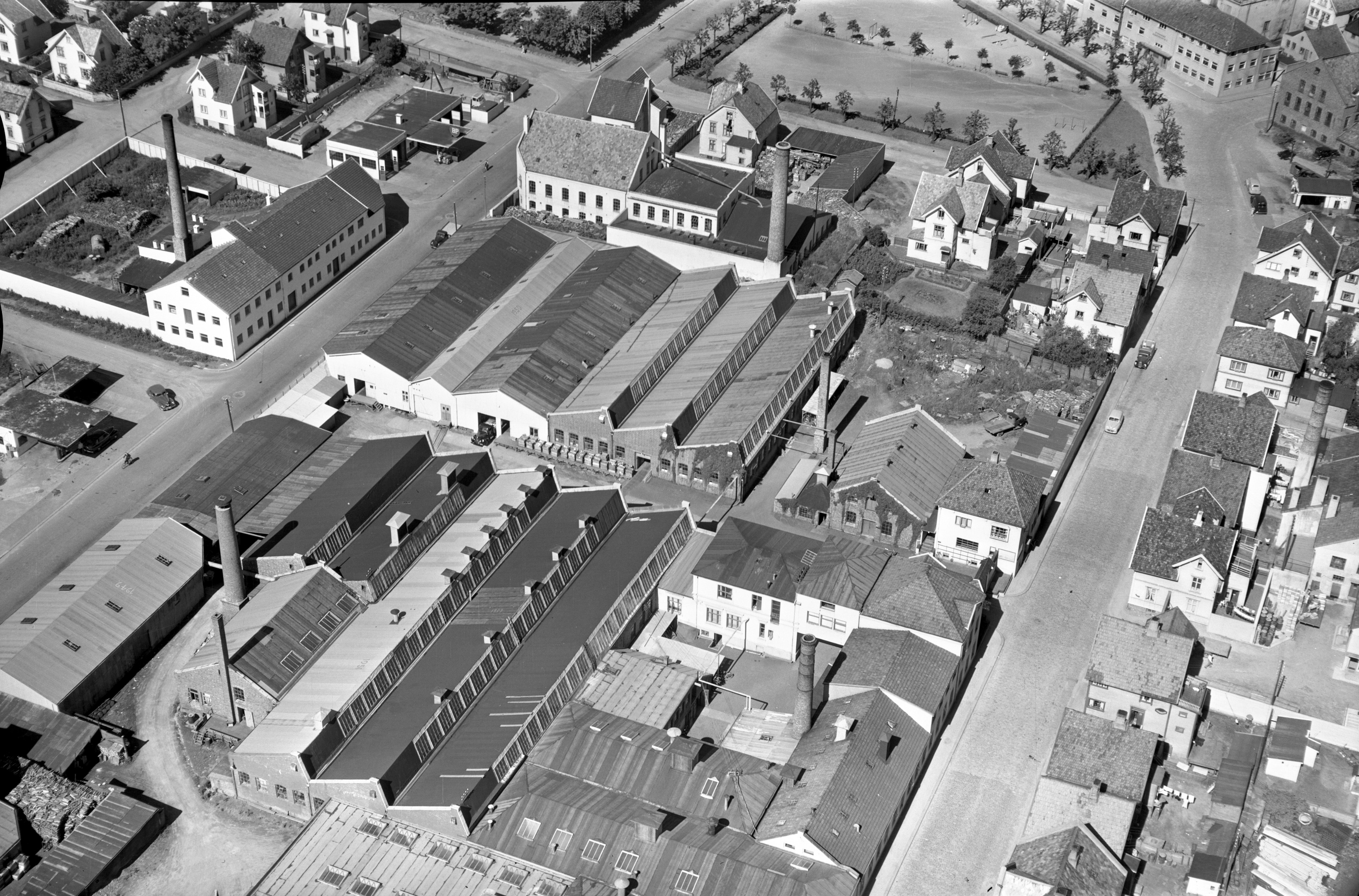 Stavanger Bliktrykkeri A/S, Ryfylkegata 13 i Østre Bydel. Widerøes flyfotosamling/Stavanger Byarkiv 07.07.1952. Mot N.V.