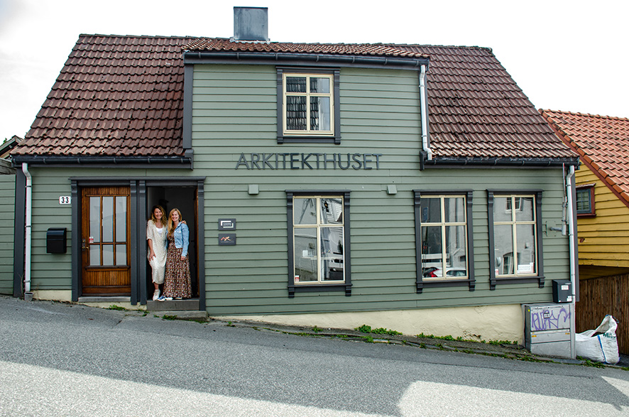 Hilde Schjelderup og Marit Roti ønsker velkommen til Arkitekthuset. Foto: Sten Solberg