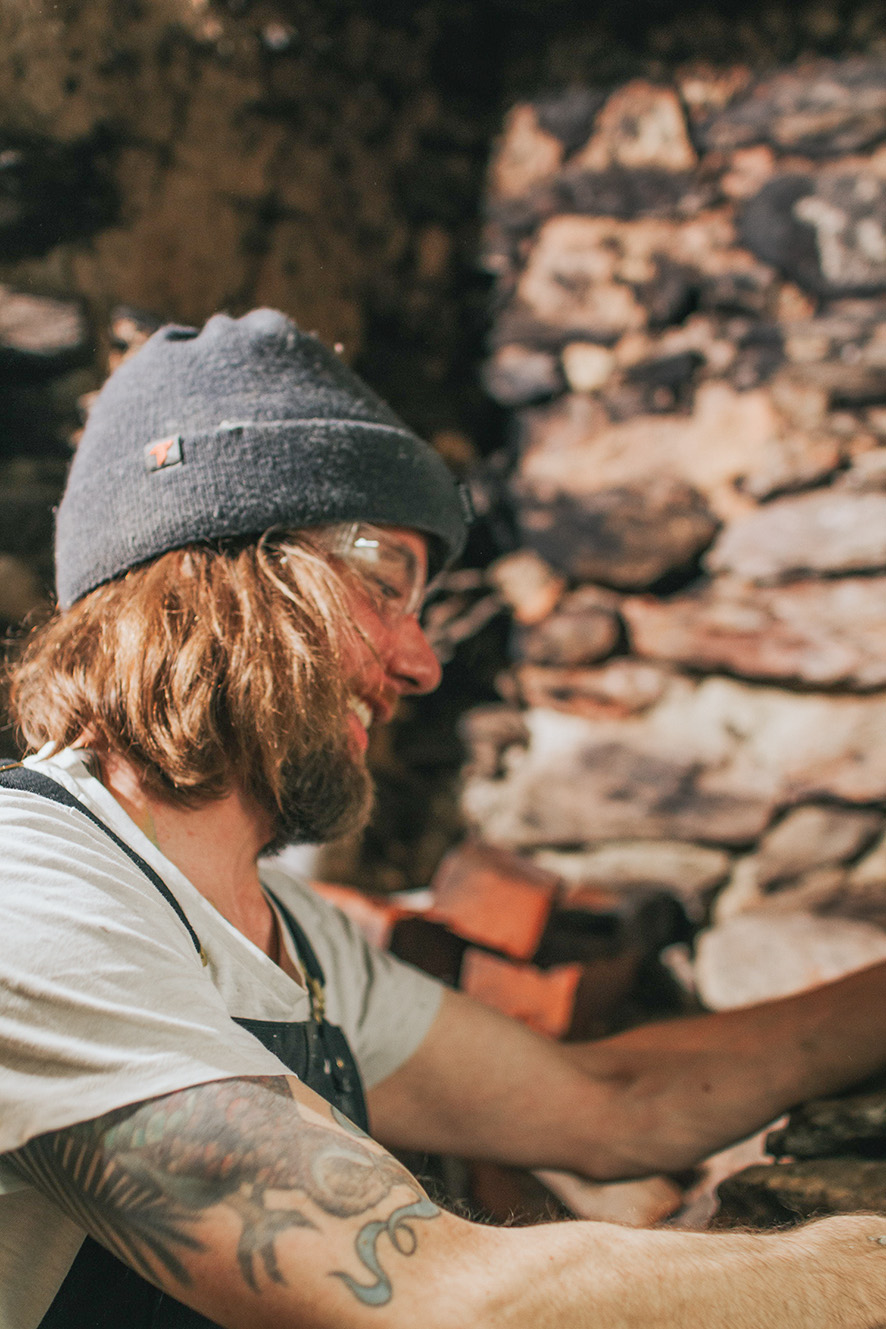 – Jeg er faglig stolt av å være murer, forklarer George. – Jeg bruker hendene, kroppen, hjernen og produserer noe som jeg kan se hva er. Vi mennesker har bygget på dette viset i årtusener. Foto: Kristine Vestrheim.