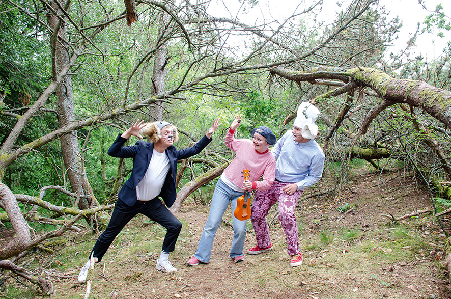 Mikkel, den farlige reven, trubaduren Klatremus og bakergutten i skogen i Emmaus..