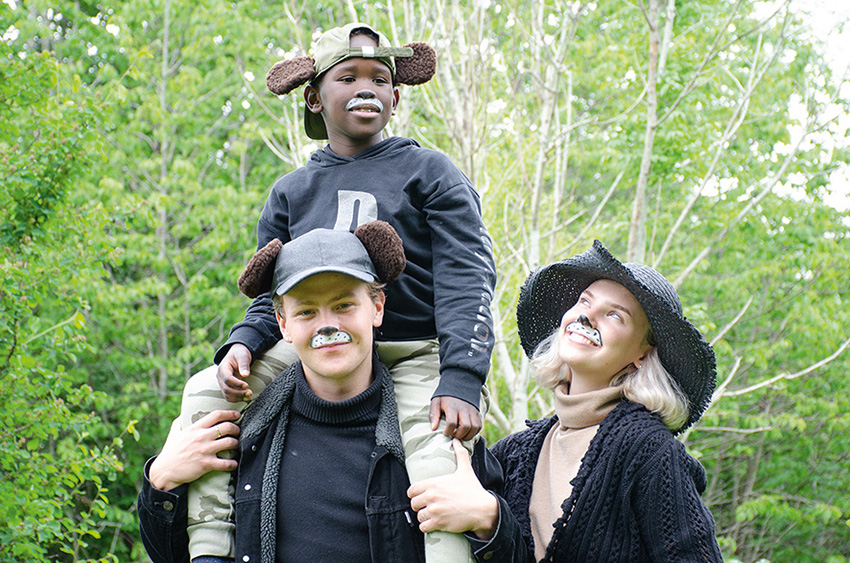 Bamsefar, Brumlemann og Bjørnemor er klar til forestilling.