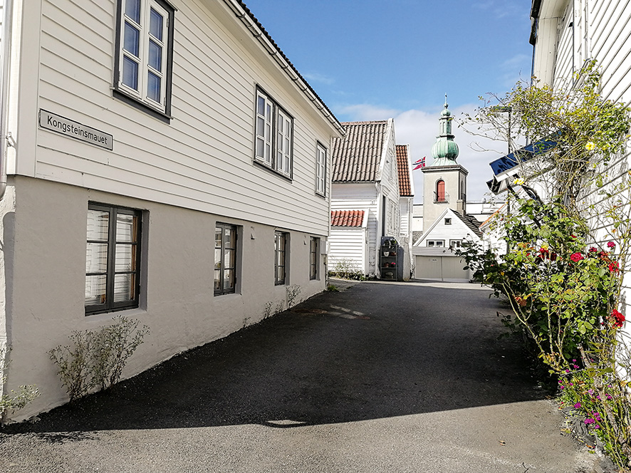 Kongsteinsgata går fra Nytorget i sørlig retning over Bergeland til Lyder Sagens gate. Kongsteinsmauet går inn fra Kongsteinsgata nær Nytorget og rommer noen få hvitmalte hus.