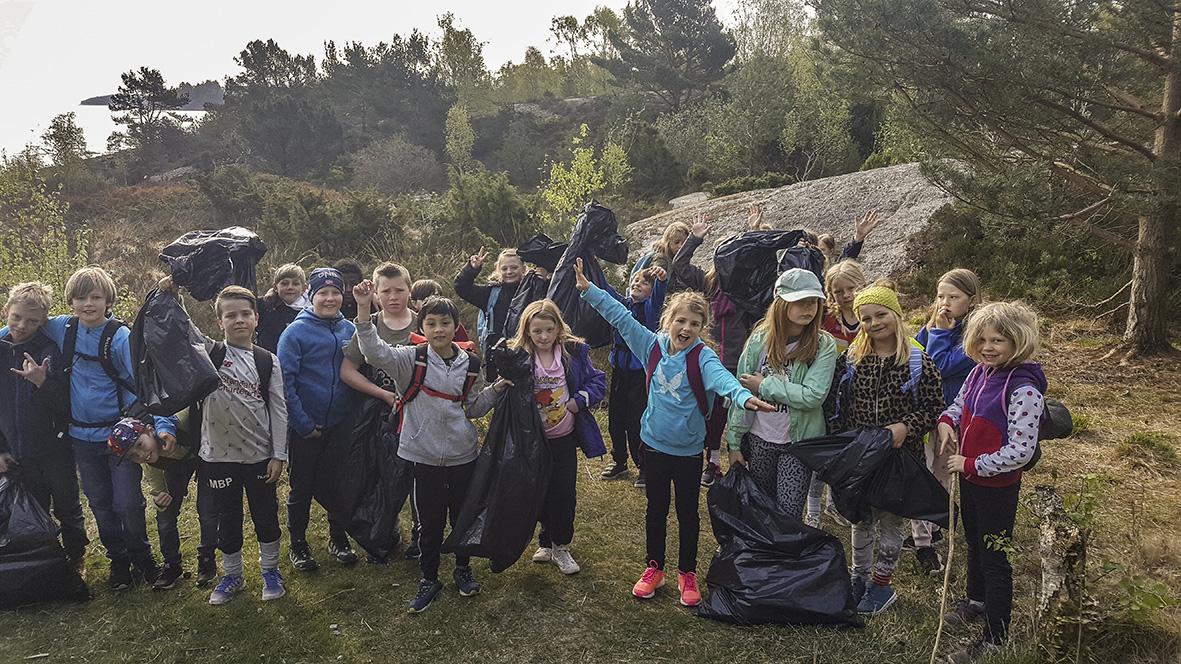 Ivrige skoleelever som ryddet på Vassøy i 2019.