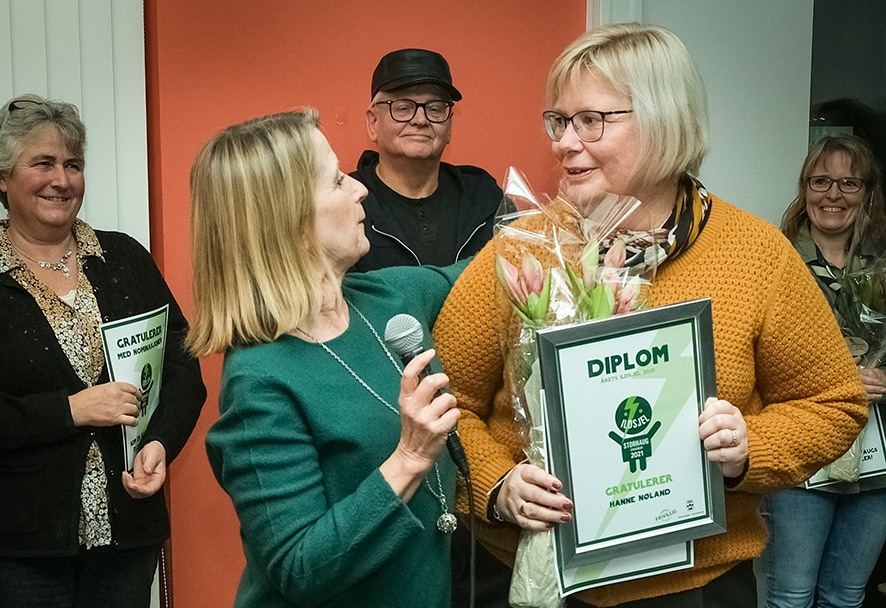 Begge felte gledestårer da Hege Benedicte Blom Stene annonserte Hanne Nøland som Årets Ildsjel Storhaug 2021. Foto Storhaug Fotoklubb.
