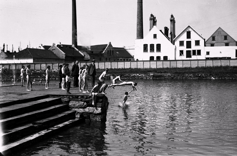 Bading i Badedammen ca 1930-40. Fotograf Hans Henriksen/Stavanger Byarkiv.