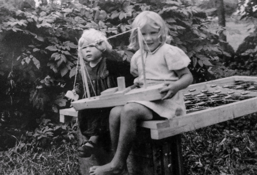 Lisa og Else med båten som faren hadde laget