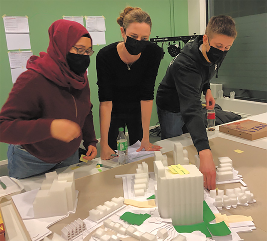 Sila Abbassov, Ane S. Dahl og Olaf Cezary Normann i arbeid med å finne ut hvordan ungdommenes ønsker kan passe inn i modellen for siloområdet. Foto Mathias Wijnen