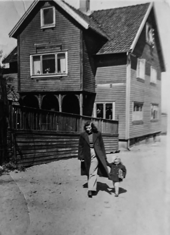 Solveig og Lisa Thelin på vei til biblioteket. I bakgrunnen barndomshjemmet i Avaldsnesgata 94.