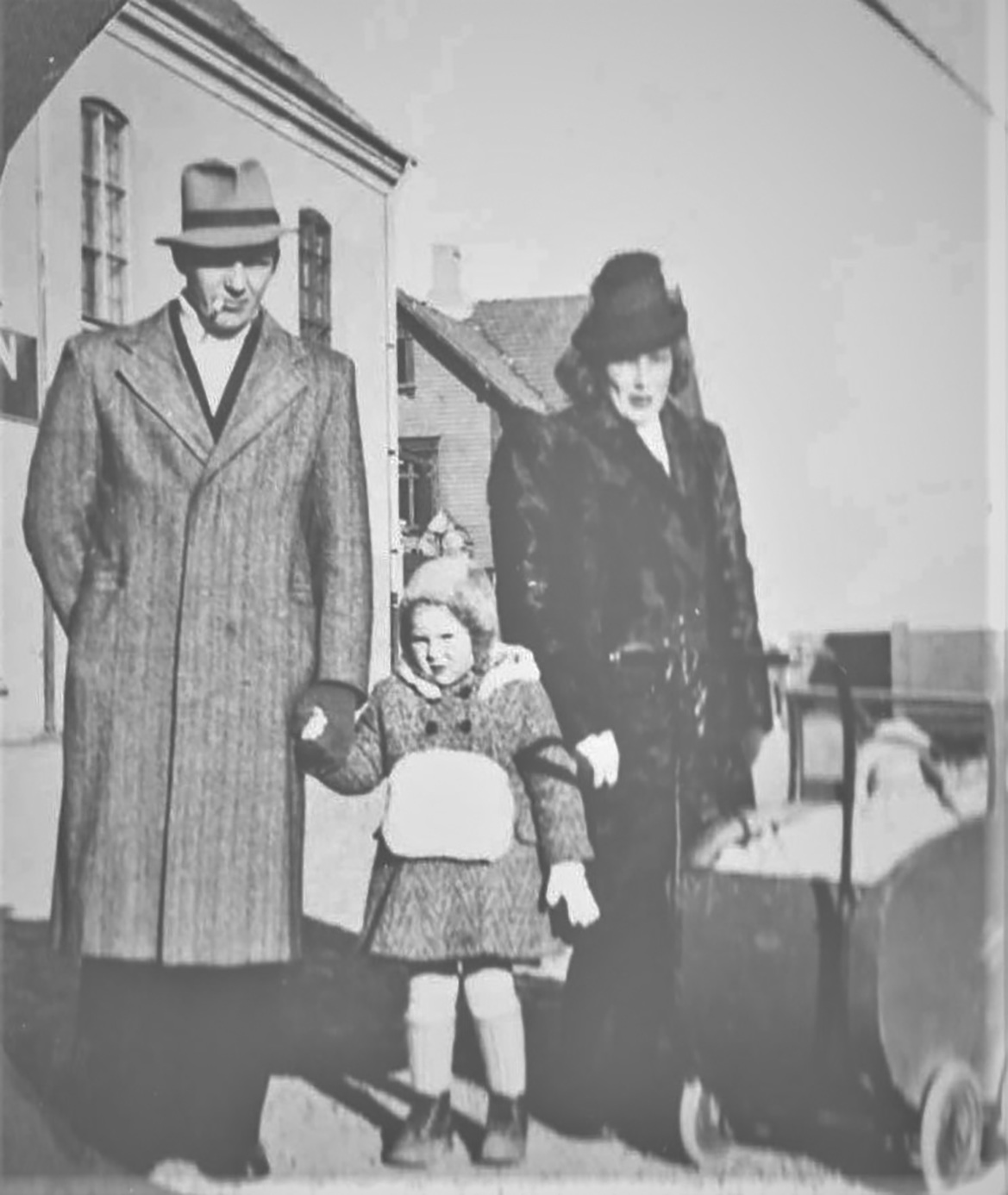 Familien Thelin utenfor huset i Avaldsnesgata 94.