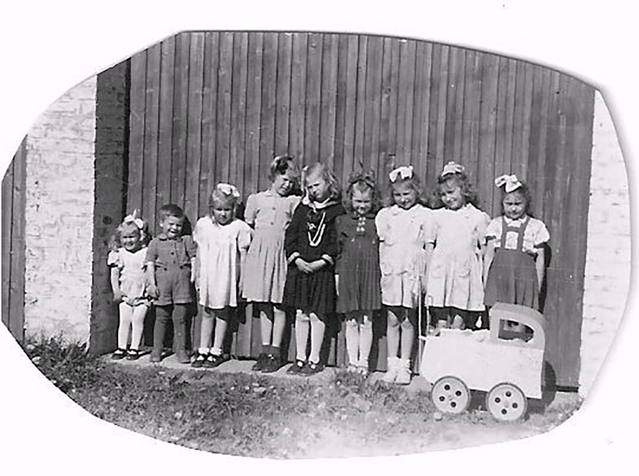 Lisa ble født i Avaldsnesgata 94 i 1946 og bodde der til 1975. Bildet viser nabolagsbarna i søndagsklær og Lisas hjemmesnekrete dukkevogn. Fra venstre ses Lisa som er minst, Odd Inge Aarnes, Else Thelin, ukjent - -, Åse og Trude Johannesen, tvillinger som bodde i samme hus.