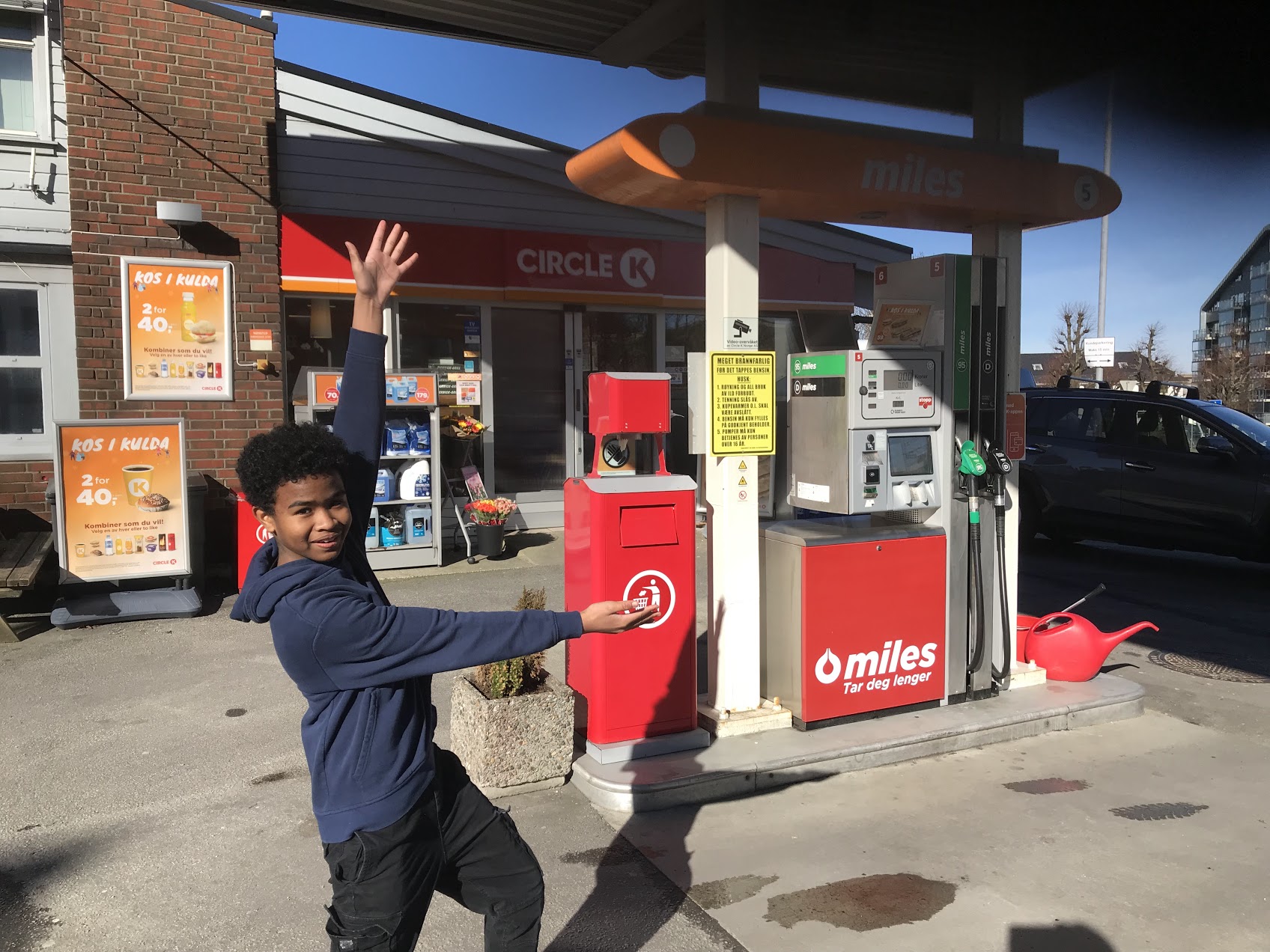 Baybol Mazembe, 9b, har arbeidsuke på bensinstasjonen Circle K i Haugesundsgata 3.