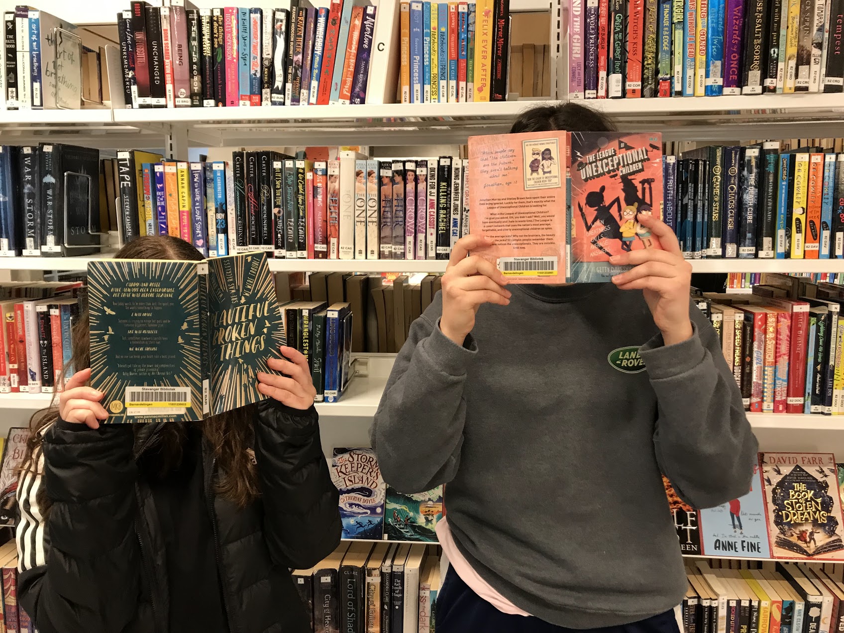 Ayse Sena Kocaguzel (venstre) og Antigoni Akritidis (høyre) har fått jobb på Sølvberget i arbeidsuken.