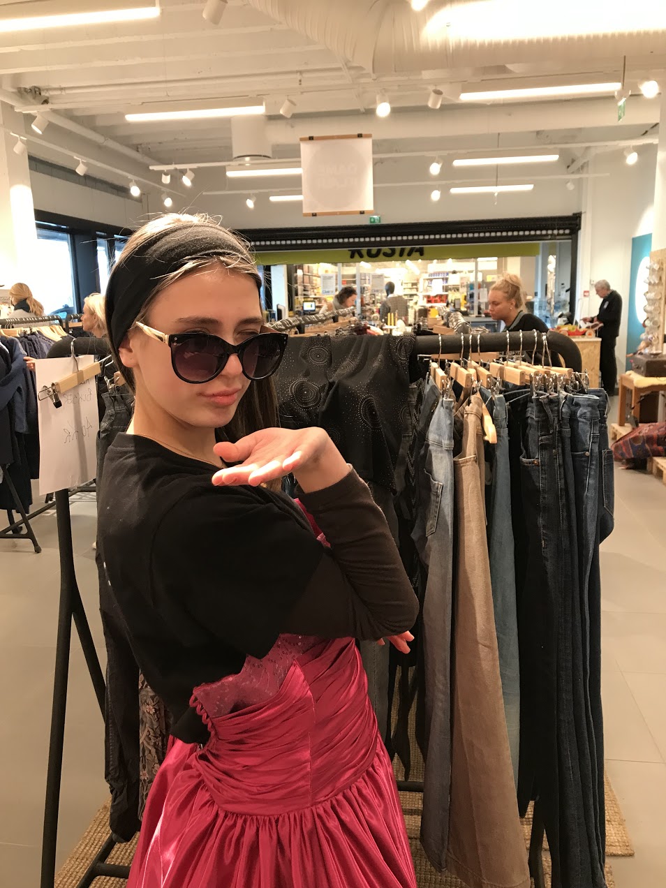 Naima Subirachs Frantzen (9b) jobber på gjenbruksbutikken NLM (Norsk Luthersk Misjonssamband).