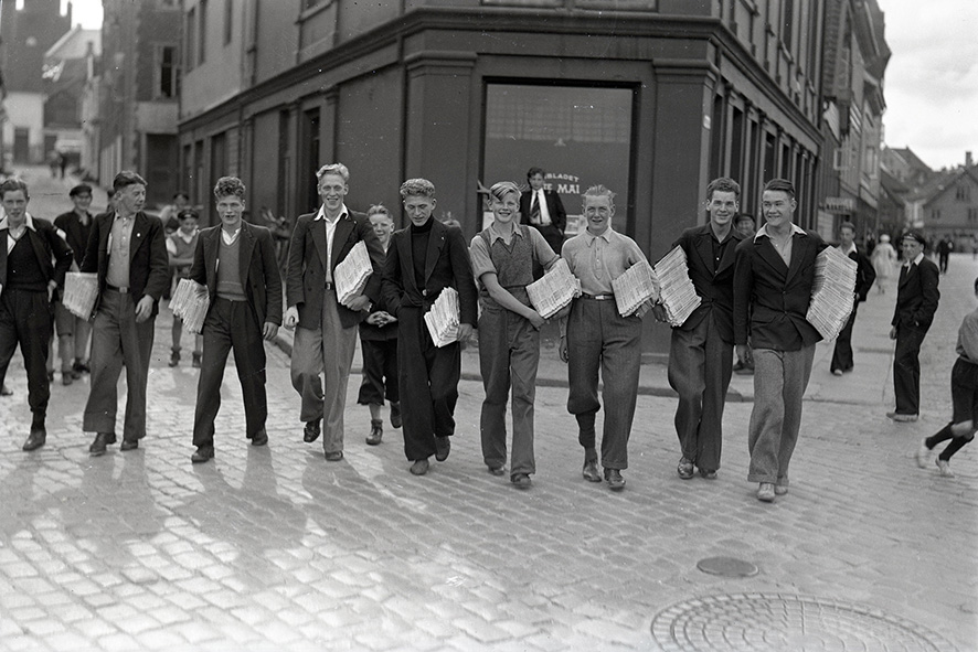 Avisgutter foran 1ste Mai sine lokaler i Verksgaten. Ca 1935 til 1940. Fotograf Gard Paulsen. Stavanger byarkiv.