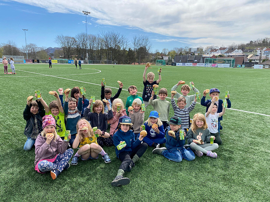 I tillegg til boller og juice fra frivilligsentralen grillet vi også denne dagen da været virkelig spilte på lag.