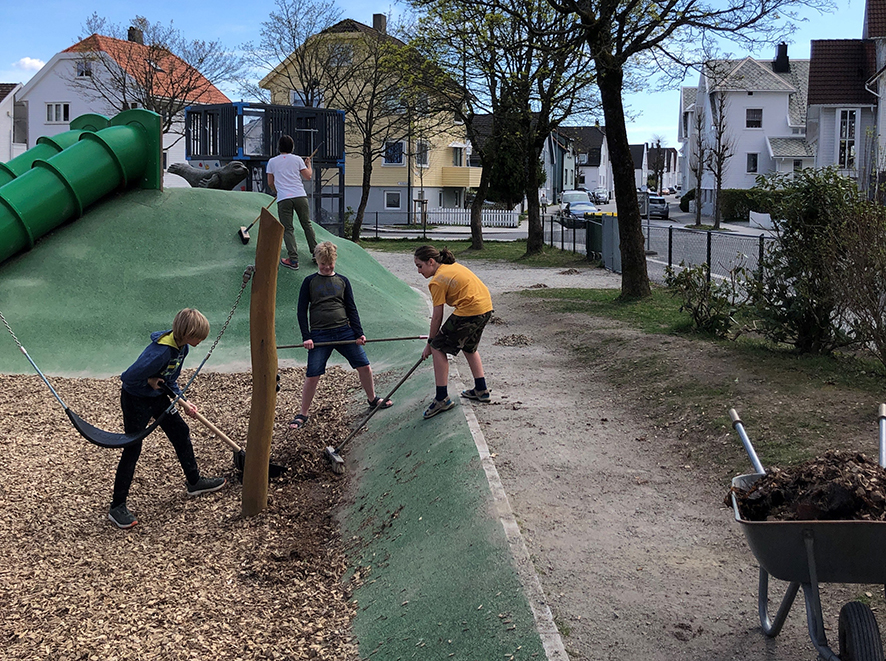 Fra årets ryddeaksjon på lekeplassen i Lysefjordgata - stjernelekeplassen.