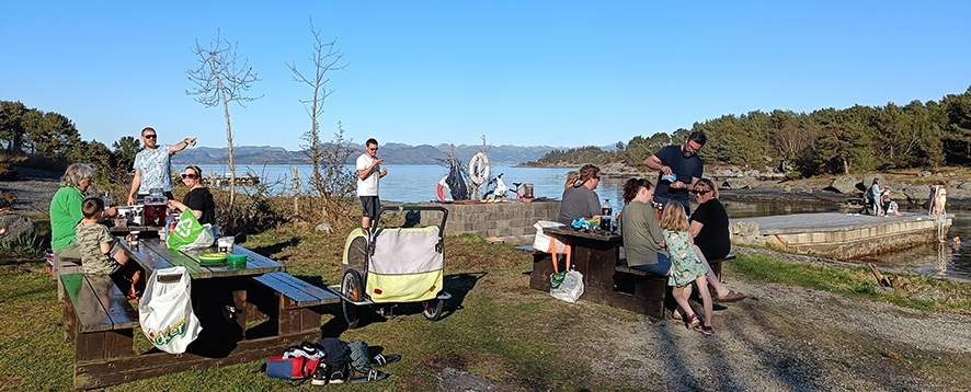 Vassøy beboerforening fortsatte dugnaden på fredag og avsluttet med grilling i Peisaren.