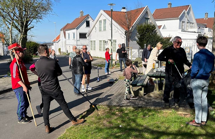 Øvre Blåsenborg beboerforening hadde god oppslutning på dugnaden. Ca 40 deltok. Etterpå var det grilling.