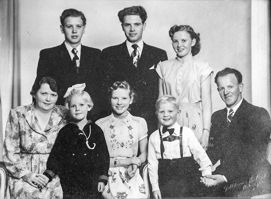 Familien Jensen rundt 1954. Bak fra venstre: Einar jr. (Erlings far), Marton Børge og Erna Marie. Foran fra venstre farmor Anne Marie, Anne Karin, Lillian, Johan Gabriel (Stians far) og farfar Einar. Privat foto.
