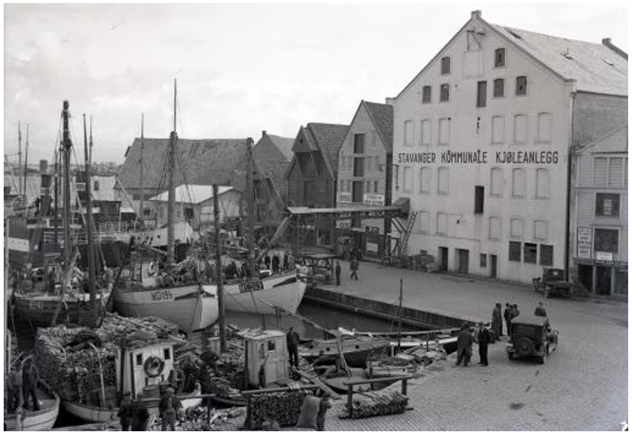 Fiskebåter ved Stavanger kommunale kjøleanlegg, Jorenholmgata, ca 1930 til 1940. Fotograf ukjent. Privat/Madla historielag/Stavanger byarkiv.