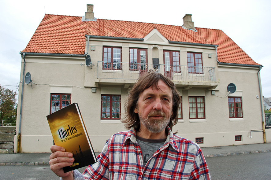 Erling Jensen skriver om sin tøffe barndom i oppvekstbøkene om Charles. Bildet fra Midjord er tatt i.f.m. bokutgivelse i 2015. Foto Sigrid Bækholt.