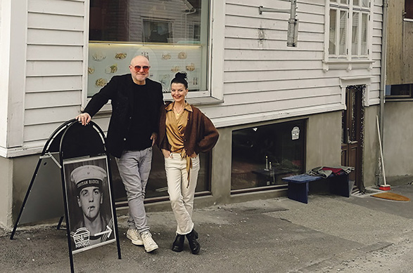 Stian Robberstad og Katrine Lilleland. – Hele familien er involvert og stiller opp når det trengs, forteller Stian. Matros har adresse Pedersgata 6 og holder til i husets kjelleretasje med inngang fra Langgata. Foto Sigrid Bækholt