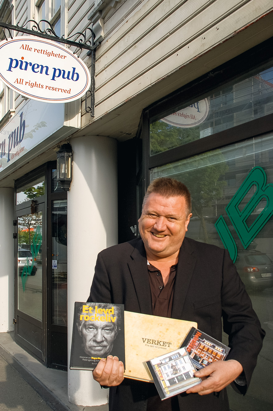 Tore Tjemsland med lokale bøker og lokal musikk foran Piren pub på Verket.