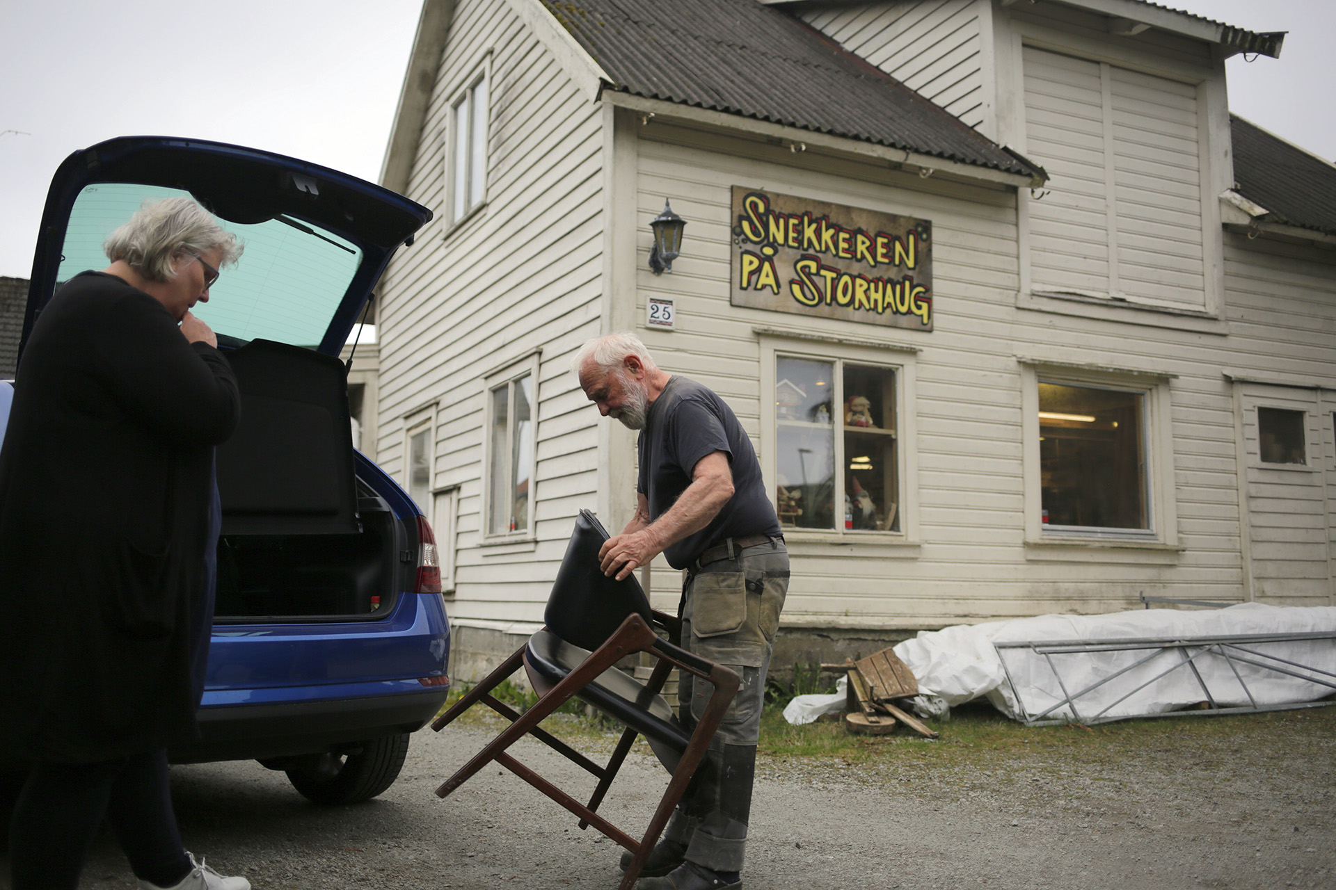 – Jeg har limt hekkan så mange stoler opp gjennom årene.