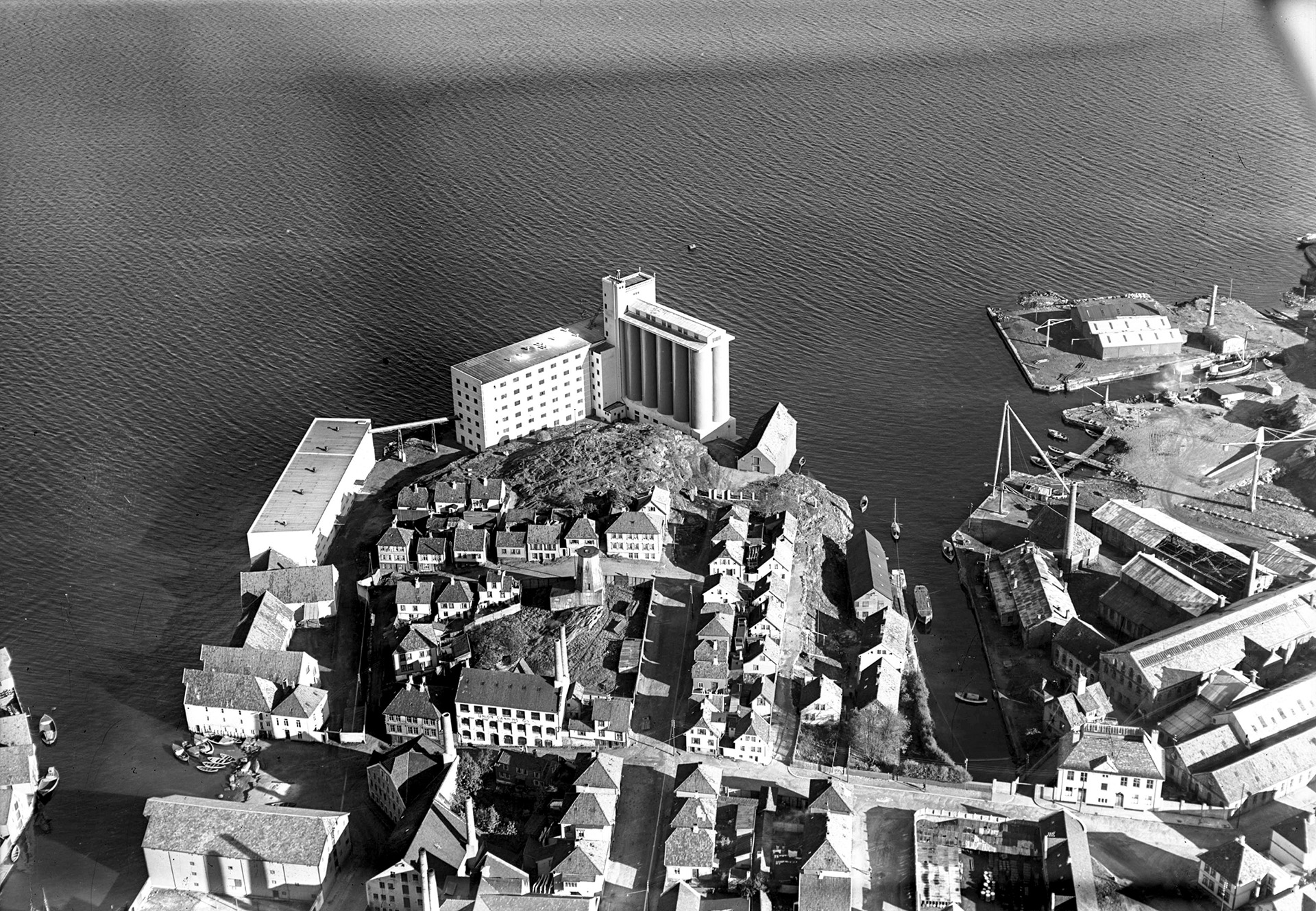 Svankevigå til venstre. Stavanger Støberi & Dok til høyre. Vindmøllen på Møllehauen midt i bildet. Union Canning litt til venstre foran denne. Fra venstre: Nedre Banegate, Pedersgata, Dokksmauet. Tverrgående gater er Vindmøllebakken Dokkgata og Støperigata.