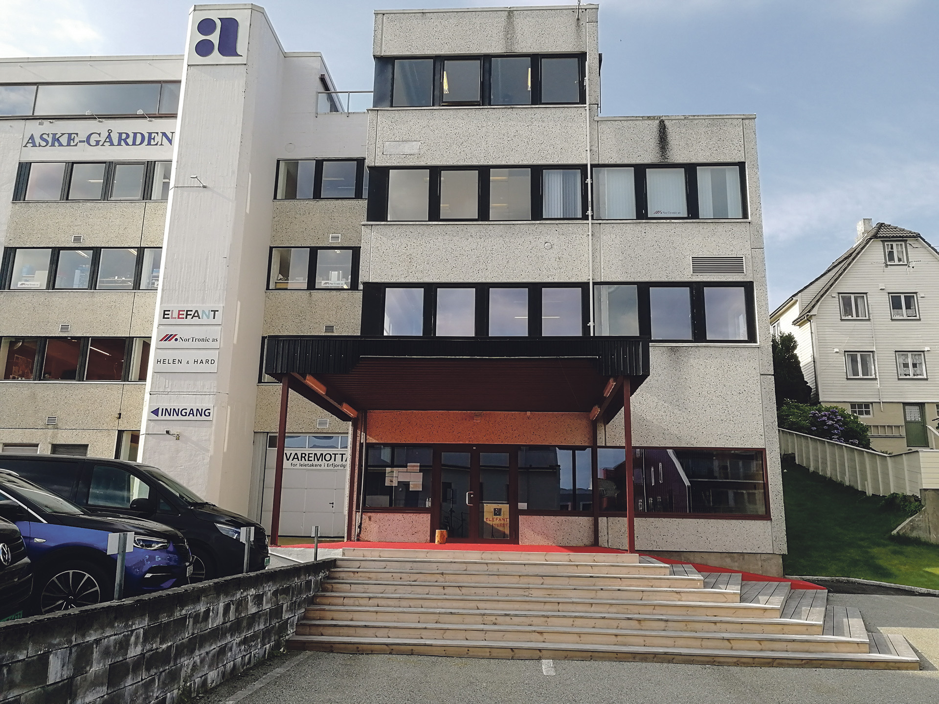 Et stort lagerrom fra det tidligere trykkeriet, er bygget om til et profesjonelt baby- og barneteater. Både rom og interiør er tilpasset barna. Trappepartiet i front er nylig bygget.