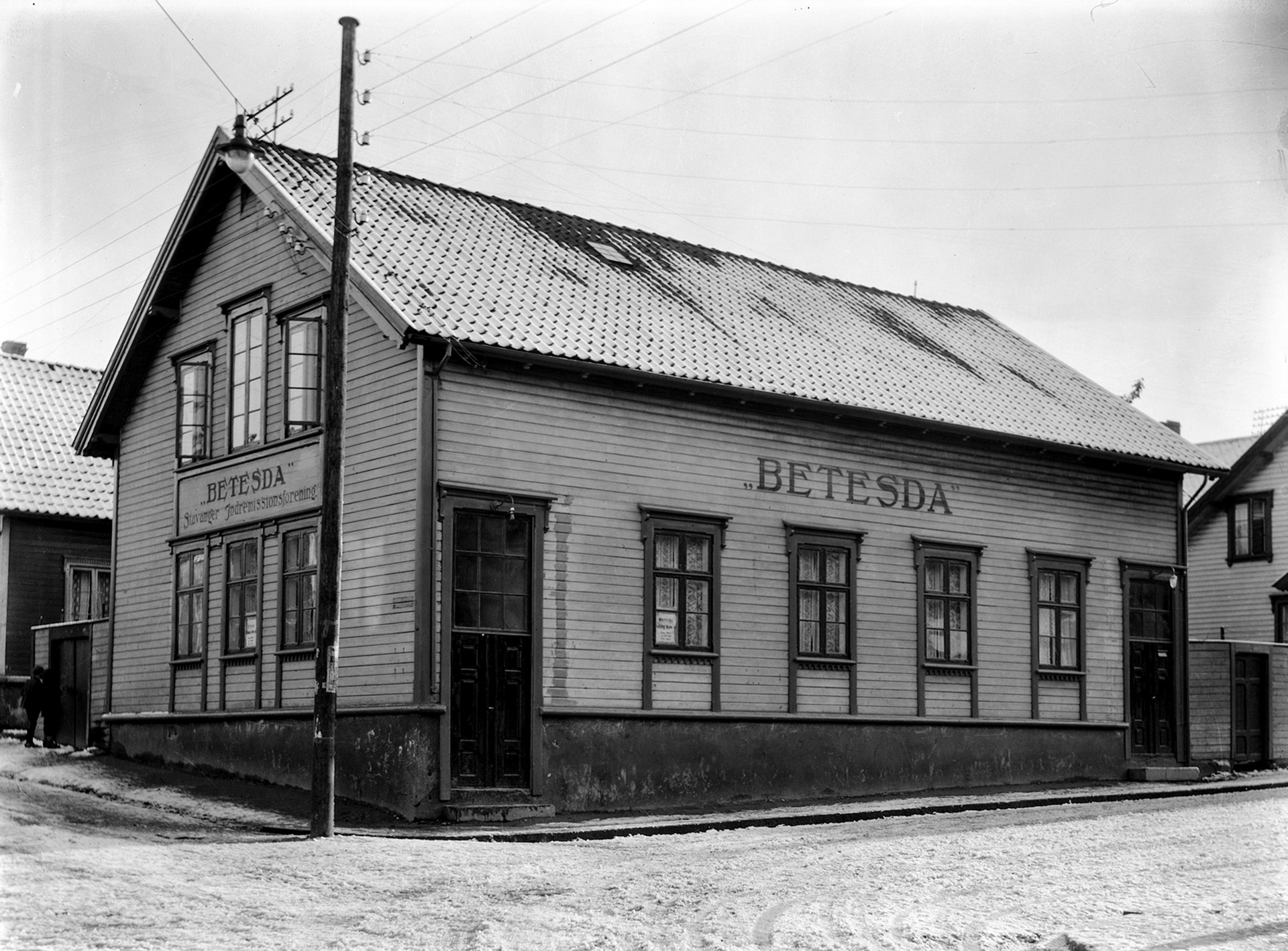 Stavanger Indremisjons bedehus ”Betesda” i Harald Hårfagres gate 8. Bygningen ble oppført i 1891 etter tegninger av byggmester S. Bærheim som også bygde huset. Fotograf G.T. Espedals arkiv/Stavanger byarkiv. Datert 1.1.1930.