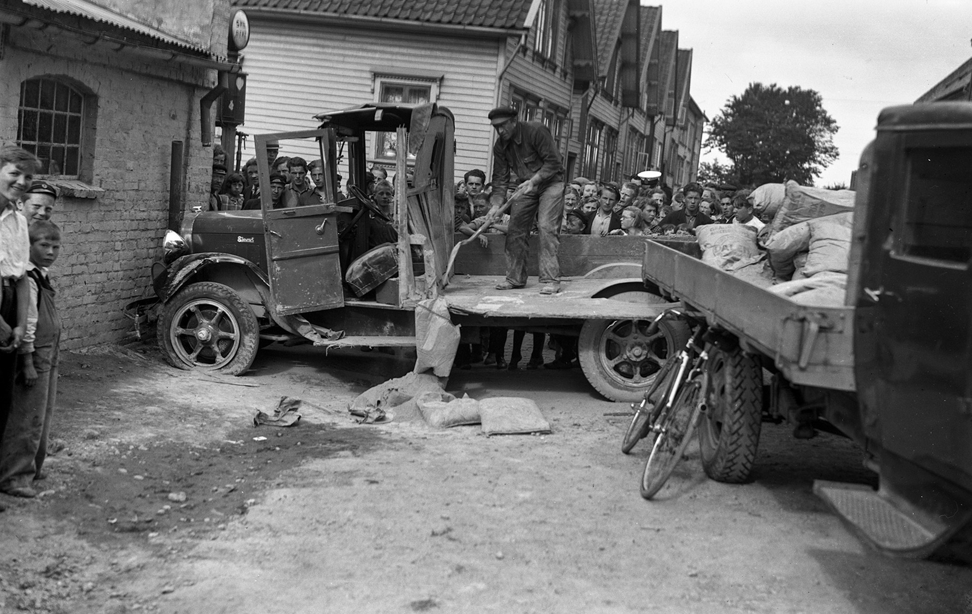 Trafikkulykke i Harald Hårfagres gate. Fotograf Gard Paulsens arkiv/Stavanger Byarkiv. Datert 23.7.1937.