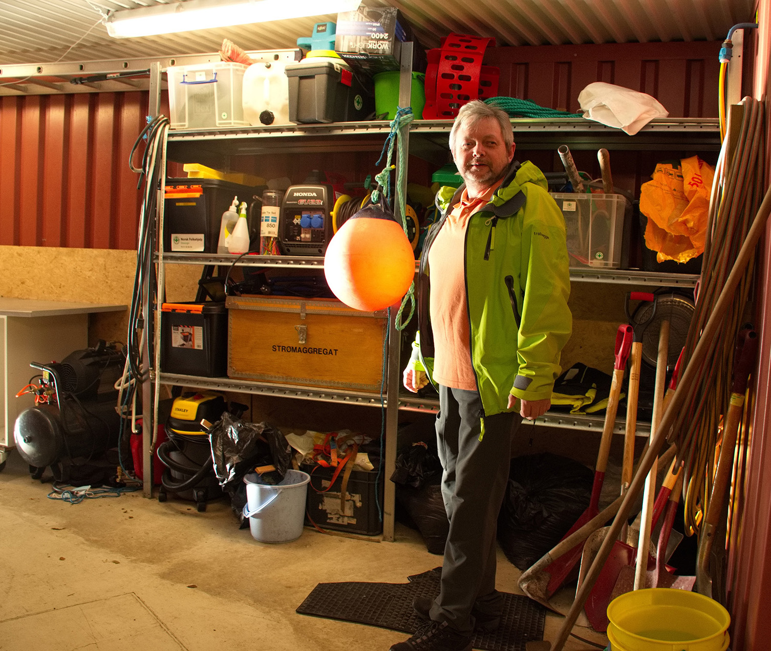 Hyller og skap inneholder det meste til beredskap, søk og kriser