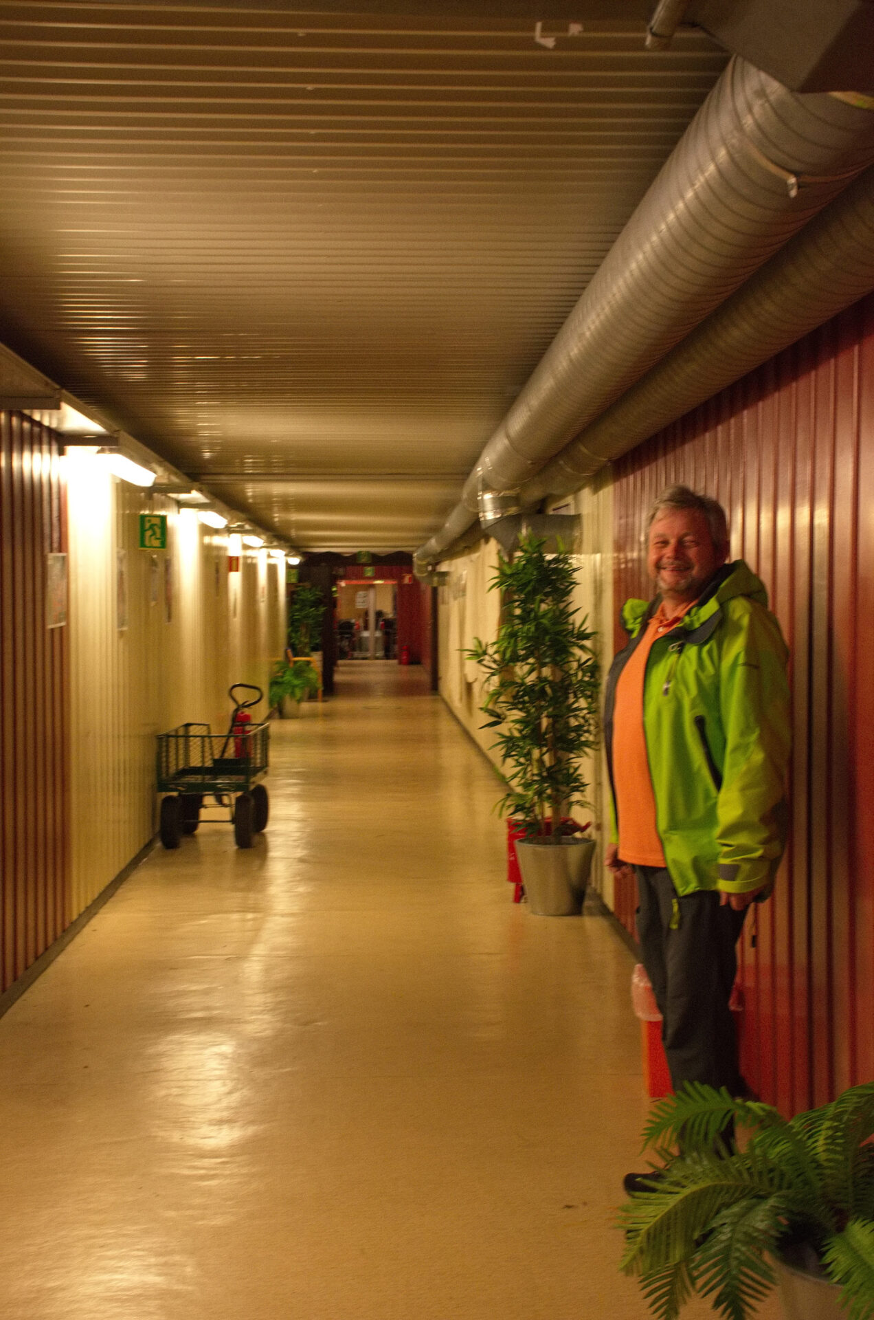 Tilfluktrom Storhaug. Arnfinn Arntsen viser oss rundt i Norsk Folkehjelps lokaler