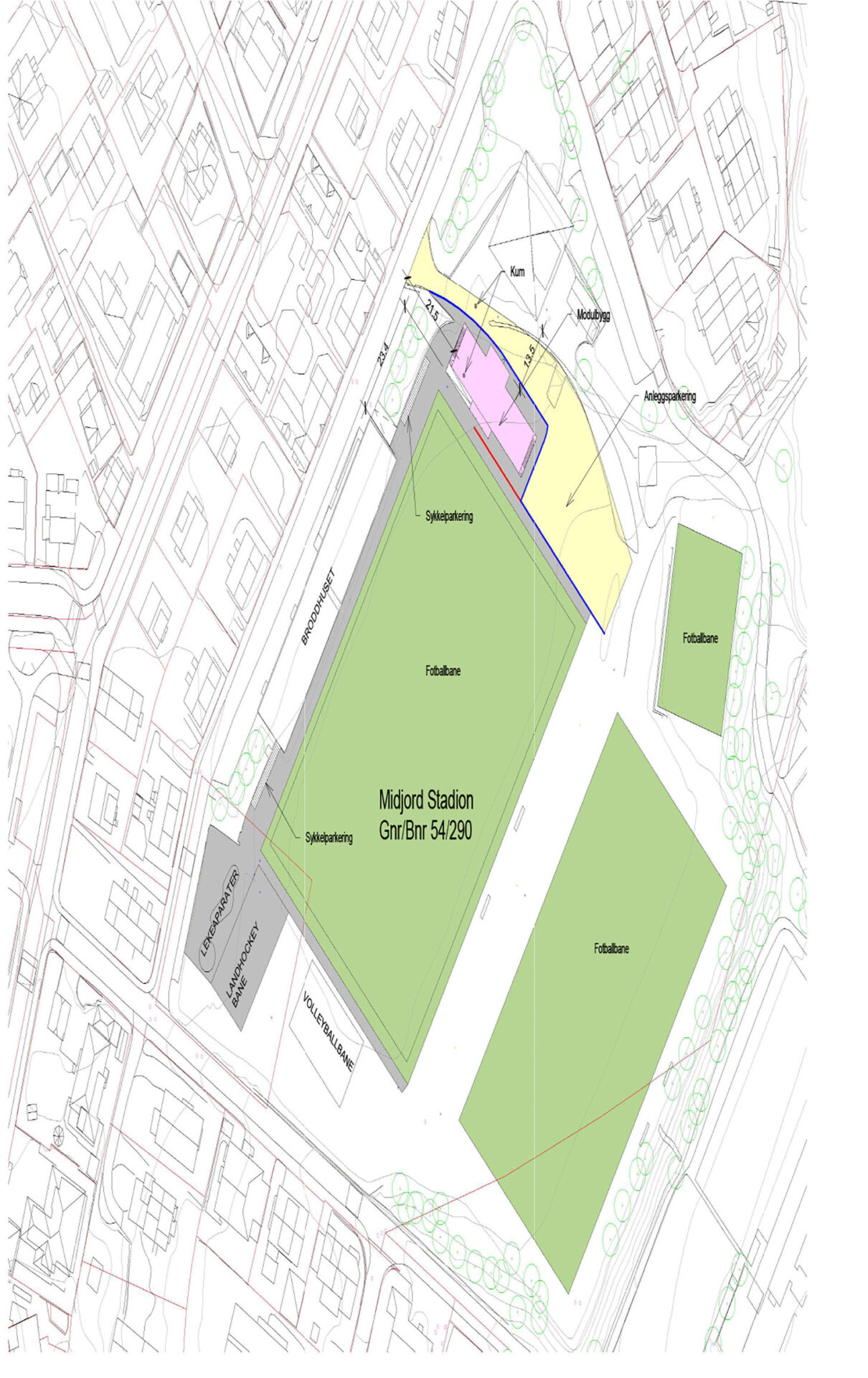 Plassering av modulbygget vises i lys lilla farge og vil sannsynligvis få to etasjer med to klasserom per etasje sammen med arbeidsrom for seks lærere, heis, garderober til elever og ansatte, teknisk rom og lager.